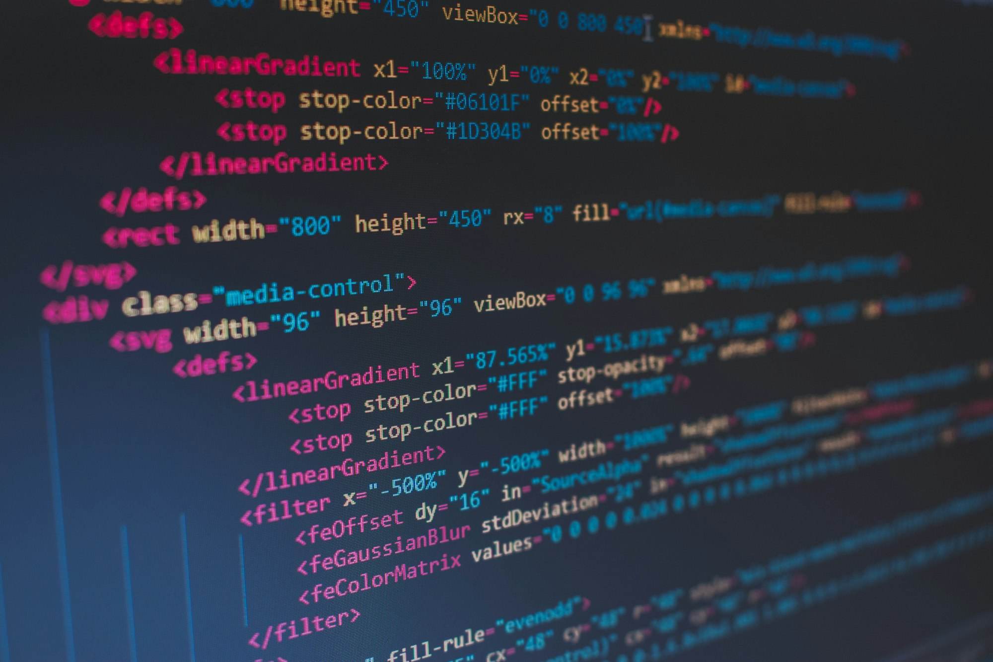 Bildschirm mit Zeilen von HTML- und SVG-Quelltext