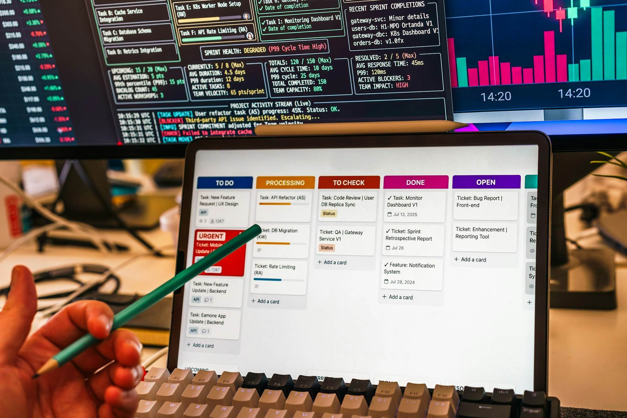Hand zeigt mit einem Stift auf ein Kanban-Board auf einem Tablet