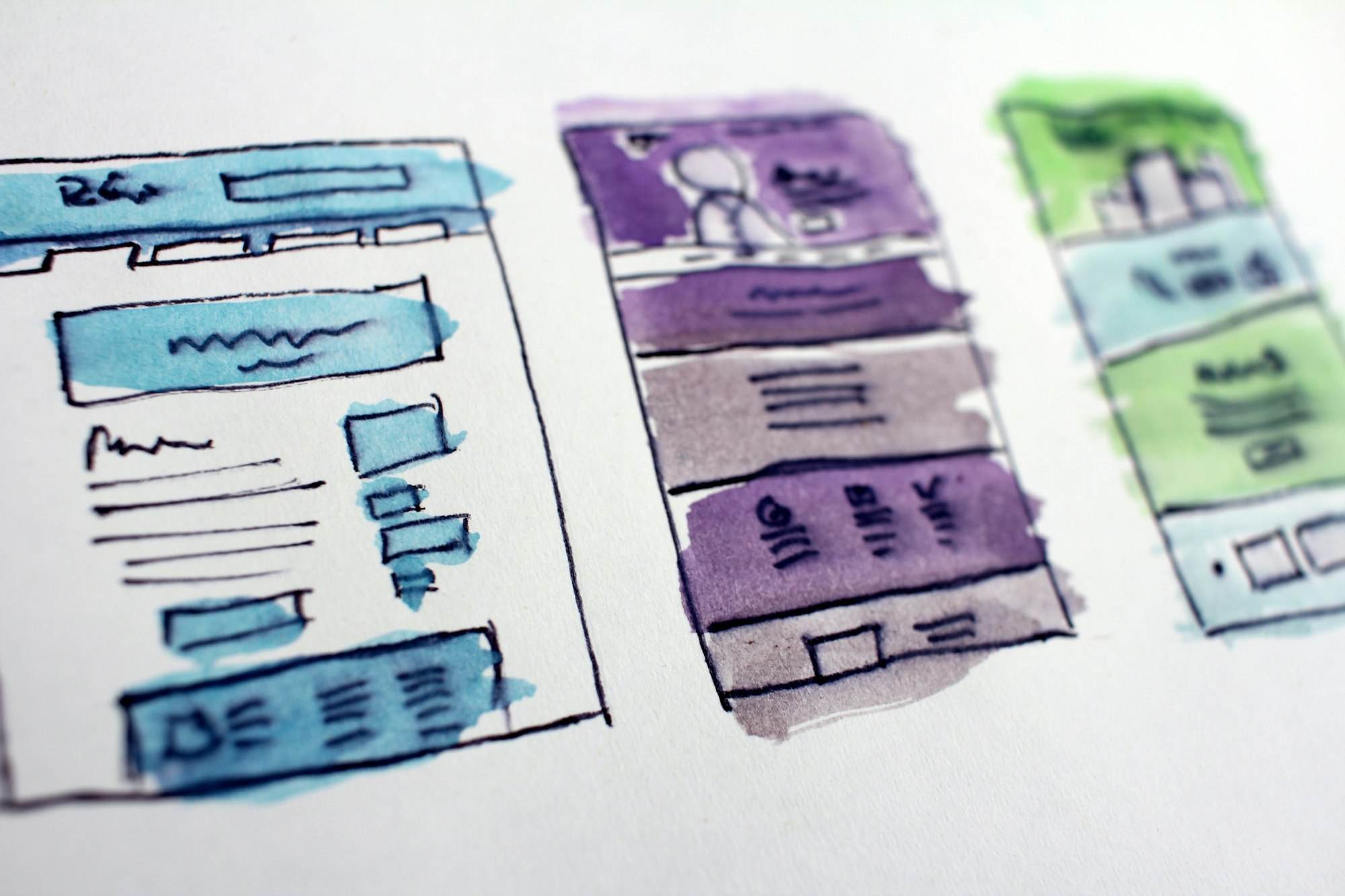 Mit Wasserfarbe skizzierte Wireframes mehrerer Website-Layouts