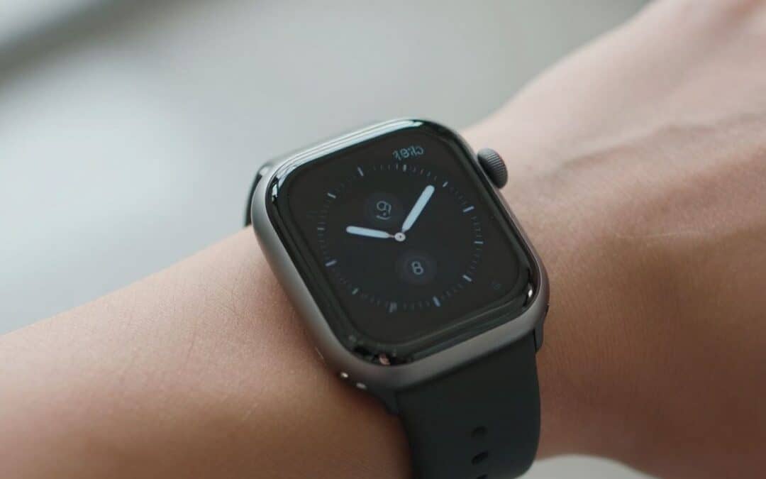 Smartwatch am Handgelenk einer Person